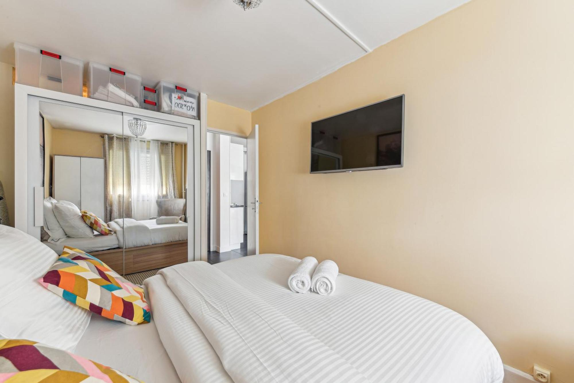 Chic And Comfortable Apart With Balcony Levallois-Perret Exterior photo