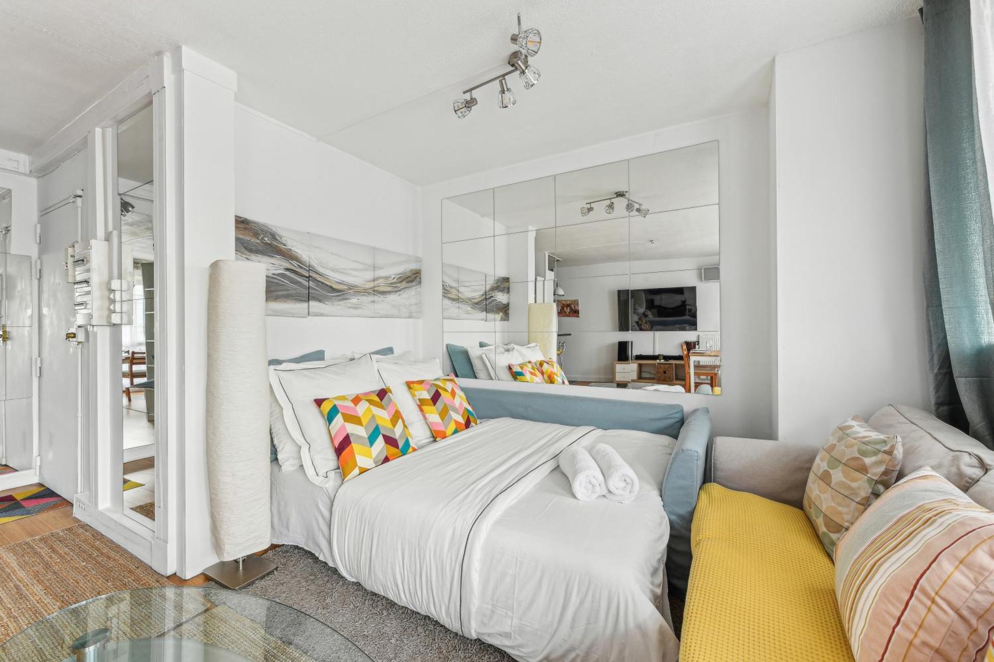 Chic And Comfortable Apart With Balcony Levallois-Perret Exterior photo